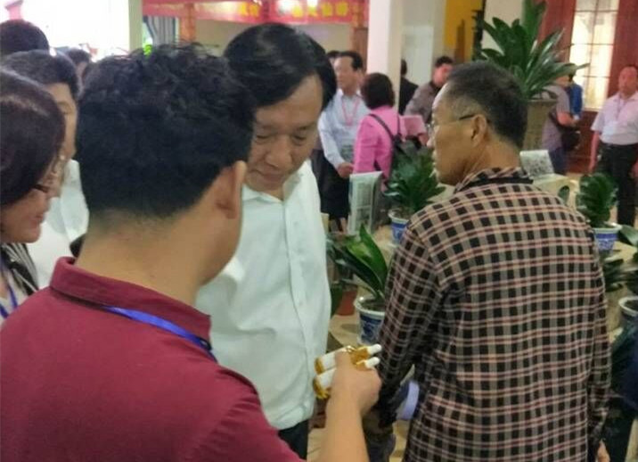 9月19日菏泽林交会向国家林业局刘东生副局长汇报产品情况